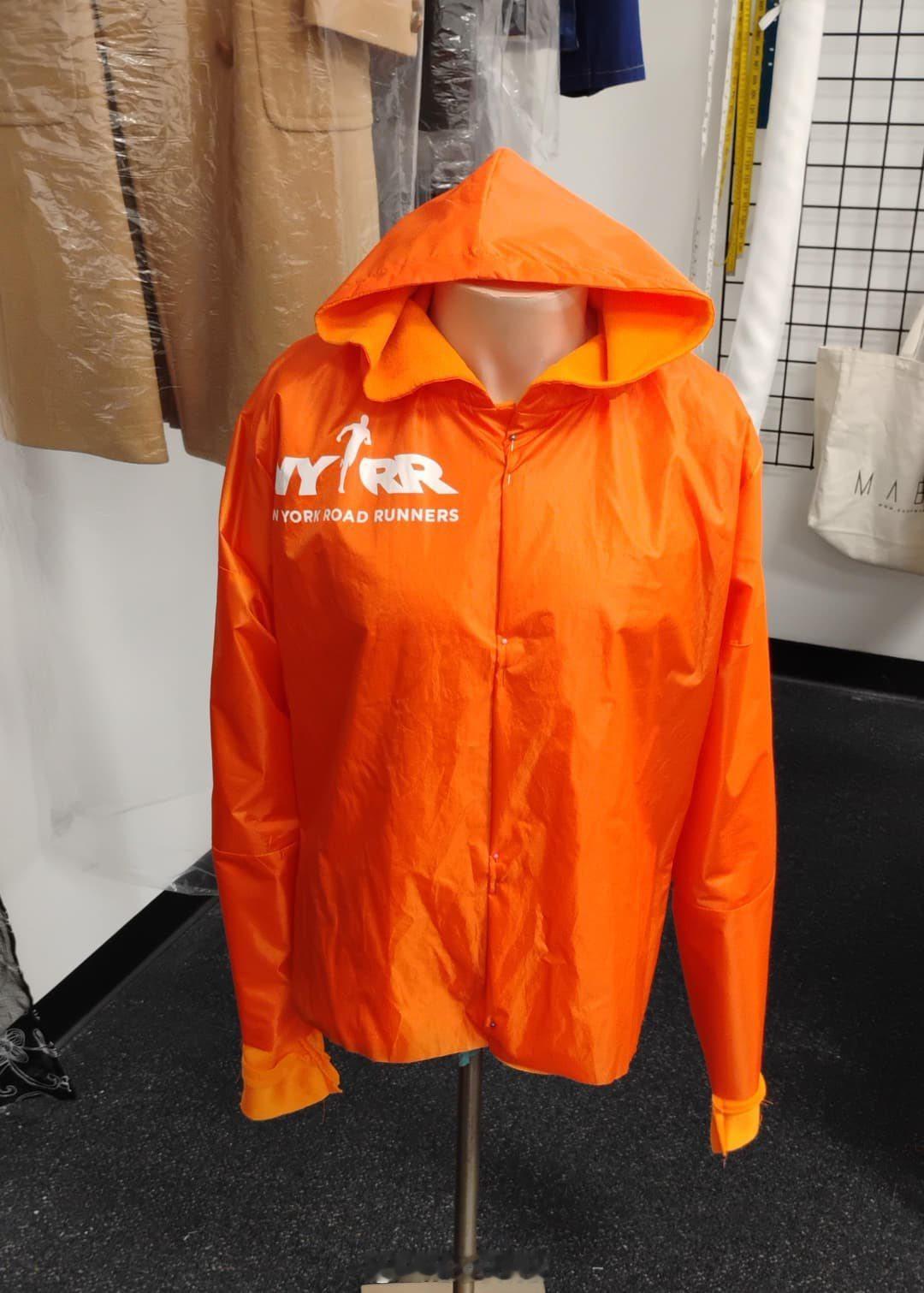 看到不少用马拉松赛后发的毛巾披风改服装的，又看到个用纽约马拉松赛后的斗篷改夹克的