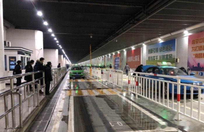 【南昌西站打车上车时间缩短至三分钟 】“五一”小长假即将开启，人们旅游、返乡的出