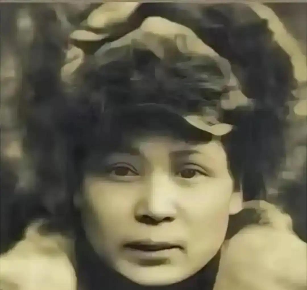 1950年，曾统领万人的红军副军长在武汉药铺门口被发现，怀里只有半包玉米面，路过