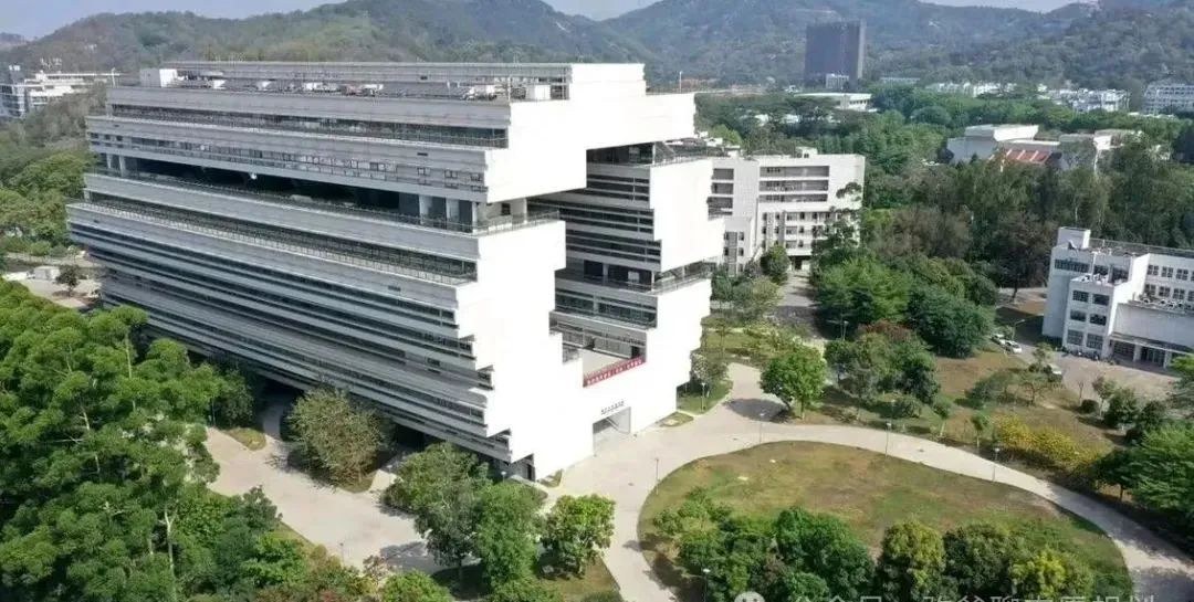 “汕头大学新医学院由李嘉诚先生投资建设，该项目由瑞士知名建筑事务所赫尔佐格和德梅