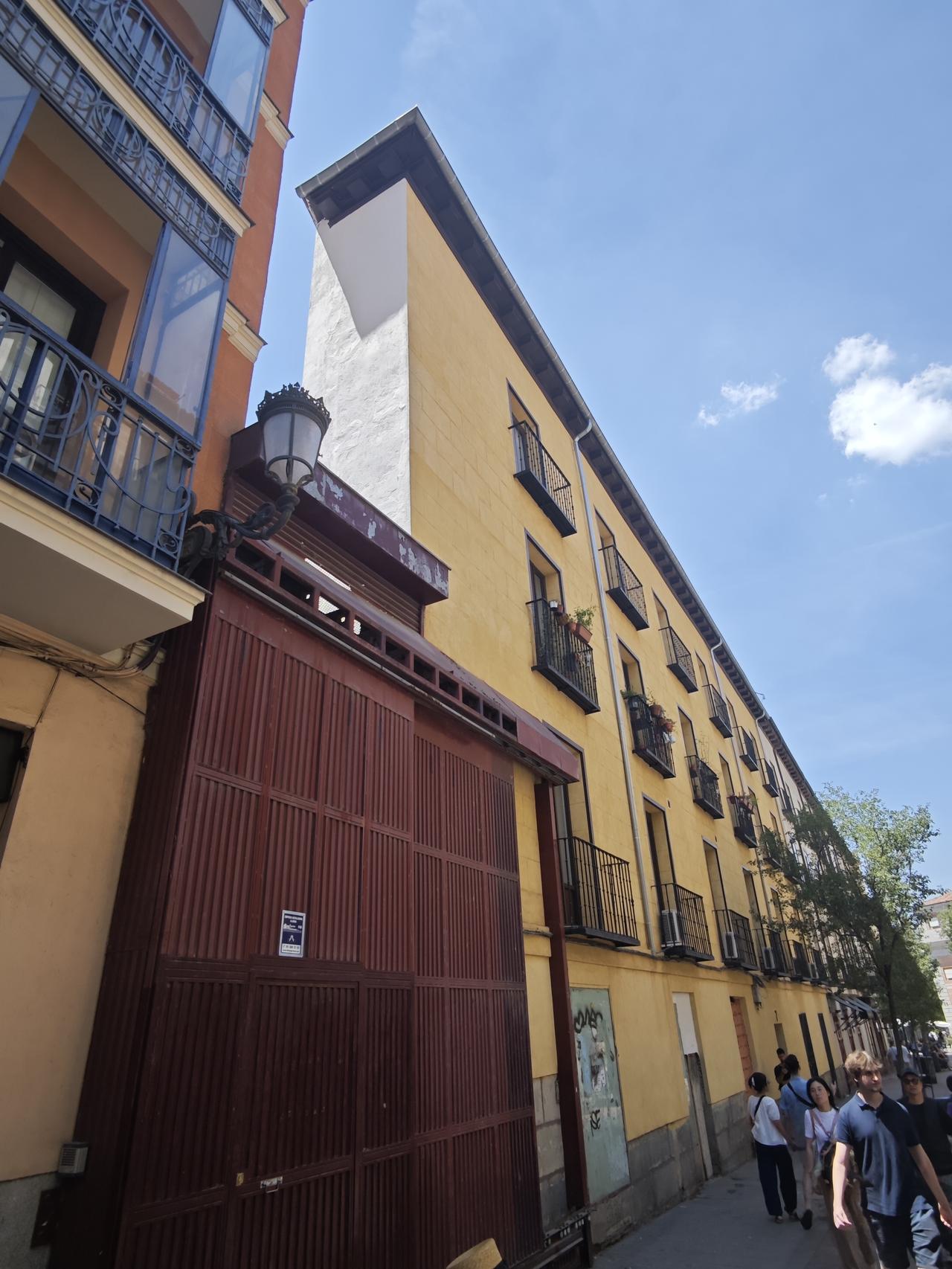 西班牙马德里纸片楼（Casa Estrecha de Malasaña）
看看图
