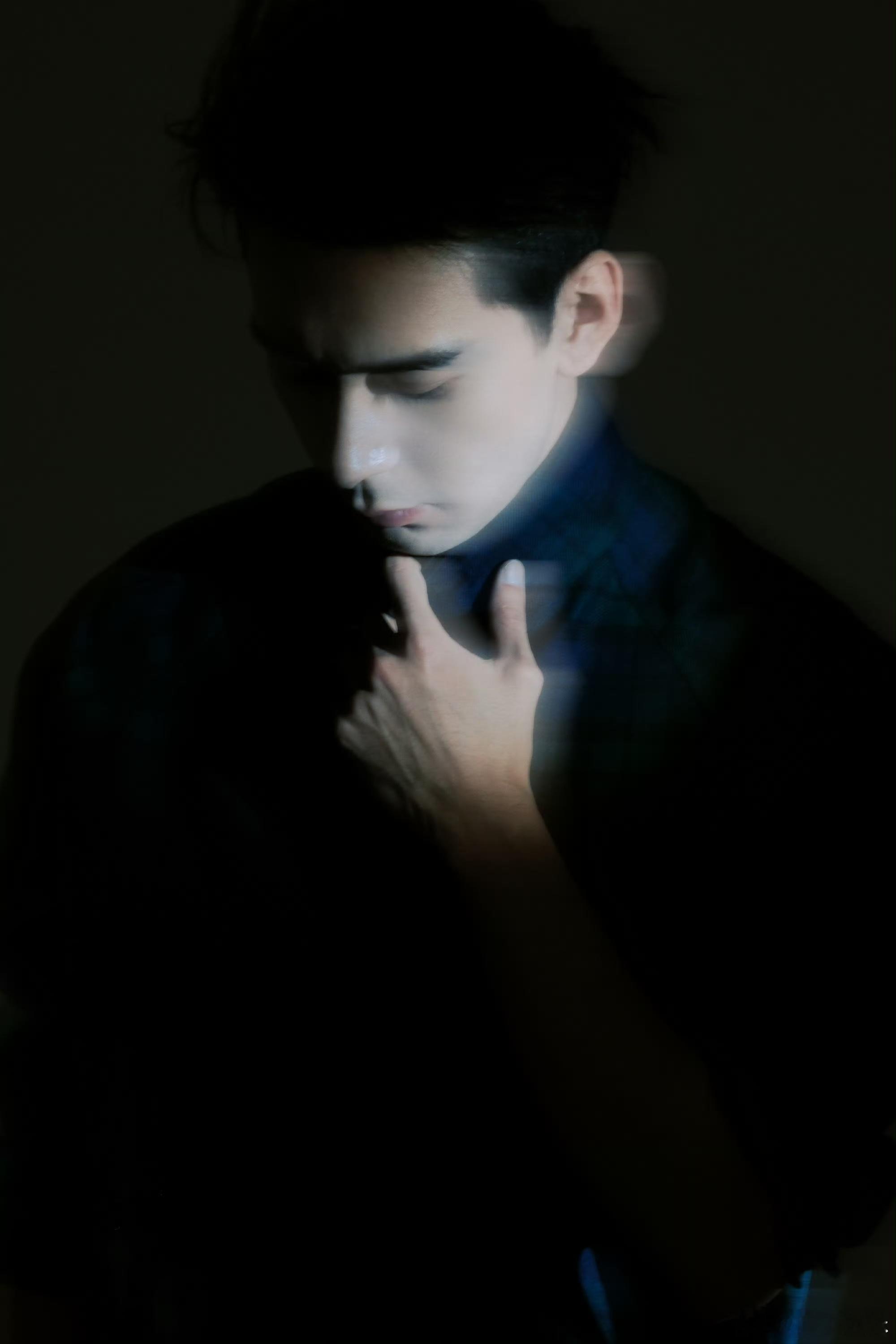 陈星旭斯文表皮下的阴湿疯批陈星旭就这个阴湿腹黑感对味儿 陈星旭最新时尚大片有，家