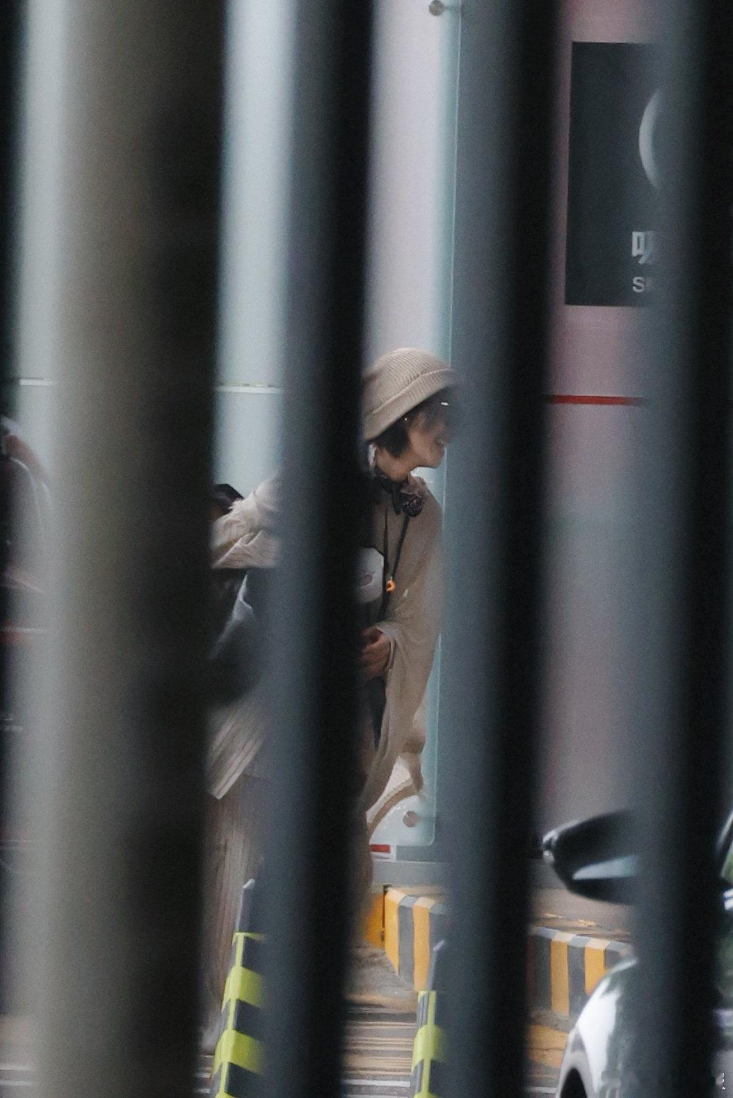 倪妮上班能和美女玩开心坏了吧倪妮去旅游起床气都没了 这是什么神仙综艺配置！四个美