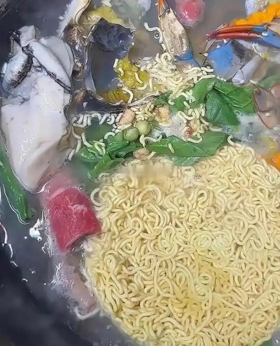 朋友说他老婆自创一锅烩泡面，海鲜鲜肉蔬菜全堆一块煮，看着料很足，可我实在下不去嘴