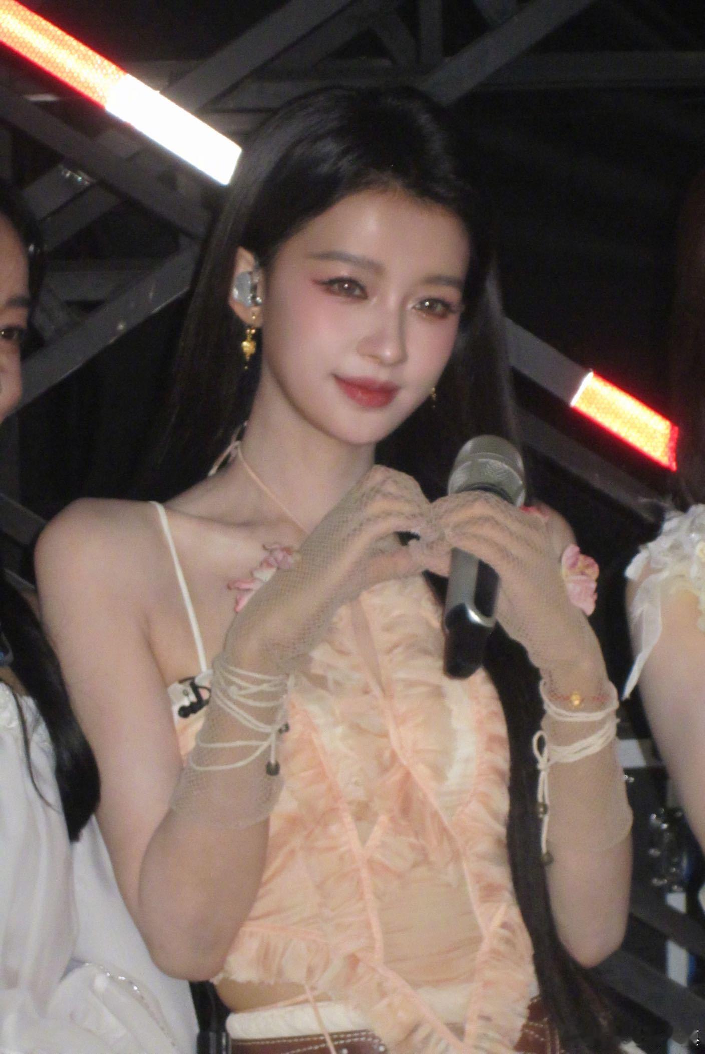 孙怡清唱此刻最好的都在身边乘风2026一首歌就彻底沦陷！孙怡在化妆间清唱片段氛围