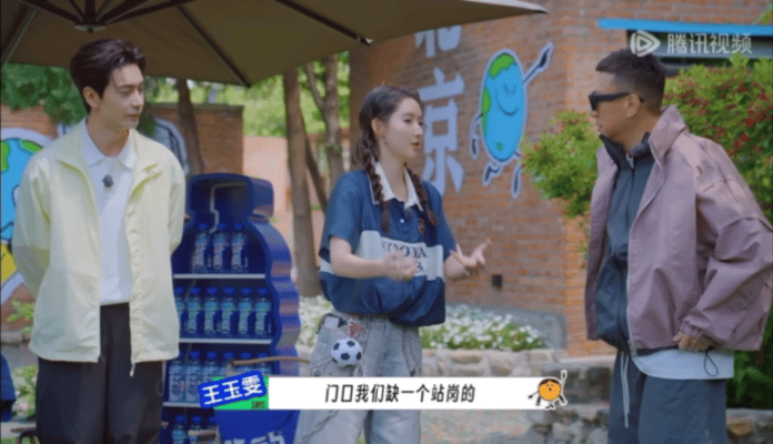 王玉雯坐在路由器上的女人哈哈哈哈哈哈哈哈太有意思了我要去看综艺咯[嘻嘻] ​​​