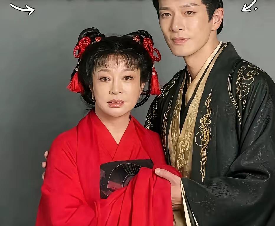 这位穿着白色衣服美女是谁？
你们认识她吗？
她是国家一级演员，要演技有演技，要颜