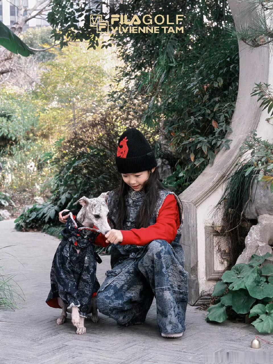 fila高尔夫FILAGOLF新年系列不止于保暖，更将新中式哲学融入设计。火马纹