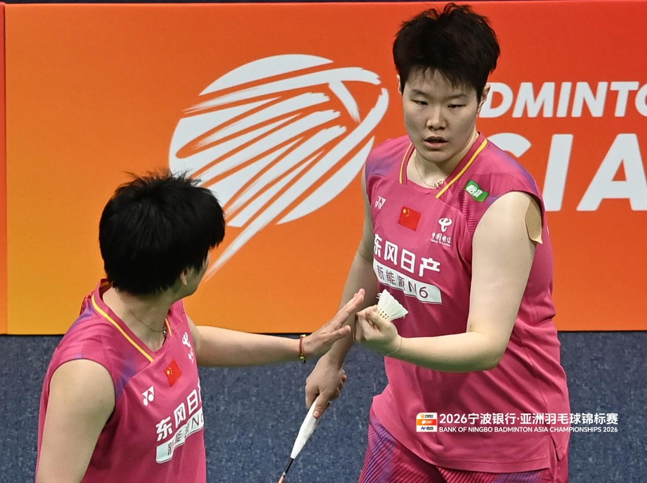 2026年亚洲羽毛球锦标赛女双首轮，卫冕冠军刘圣书/谭宁顺利开启卫冕征程。面对印