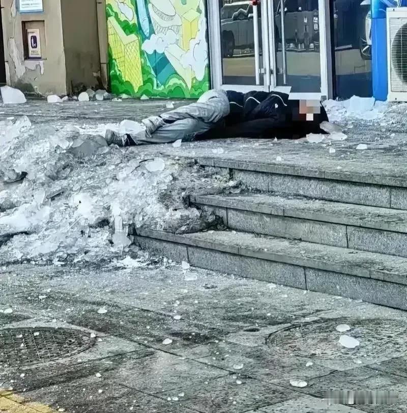 人生无常，鲁东大学生被冰锥砸死，事情发在校外，学校没有责任，但是该商铺所在的物业