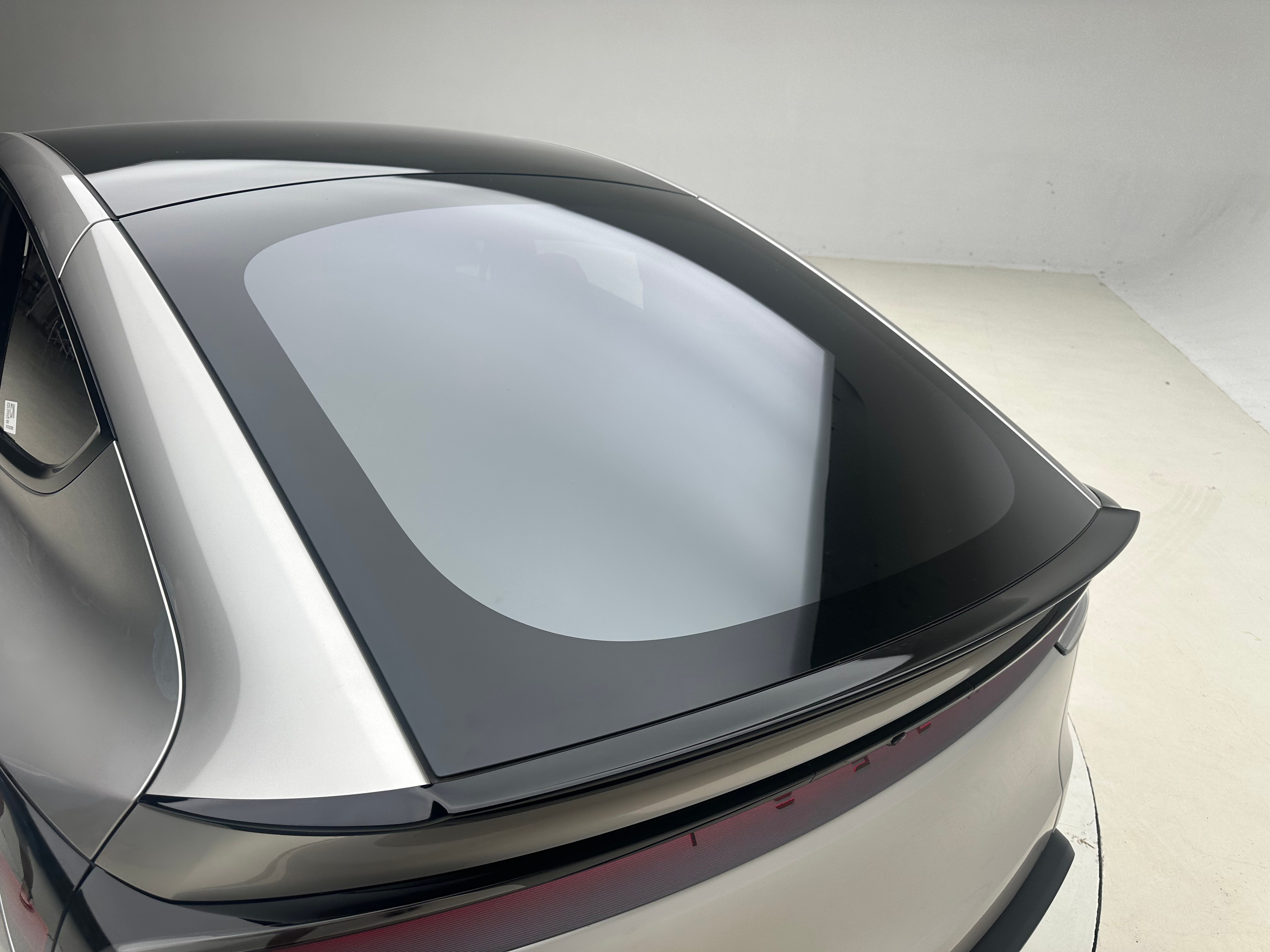 特斯拉Model Y L后风挡这块玻璃是真的大一直延伸到最末端，直接和扰流板接上