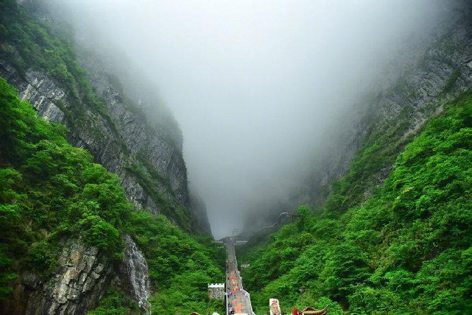 天门山美景，除了去张家界看风景，还有天门山的盘山公路也是一绝，缆车上山大巴下山也