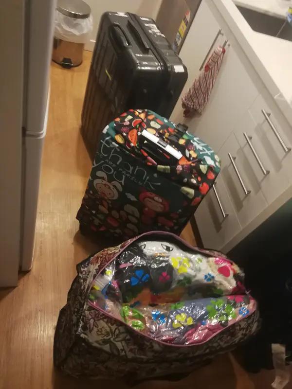 4个人7个行李箱还两个大包打顺风车，这画面想想就头大！乘客苦求司机别取消单，司机