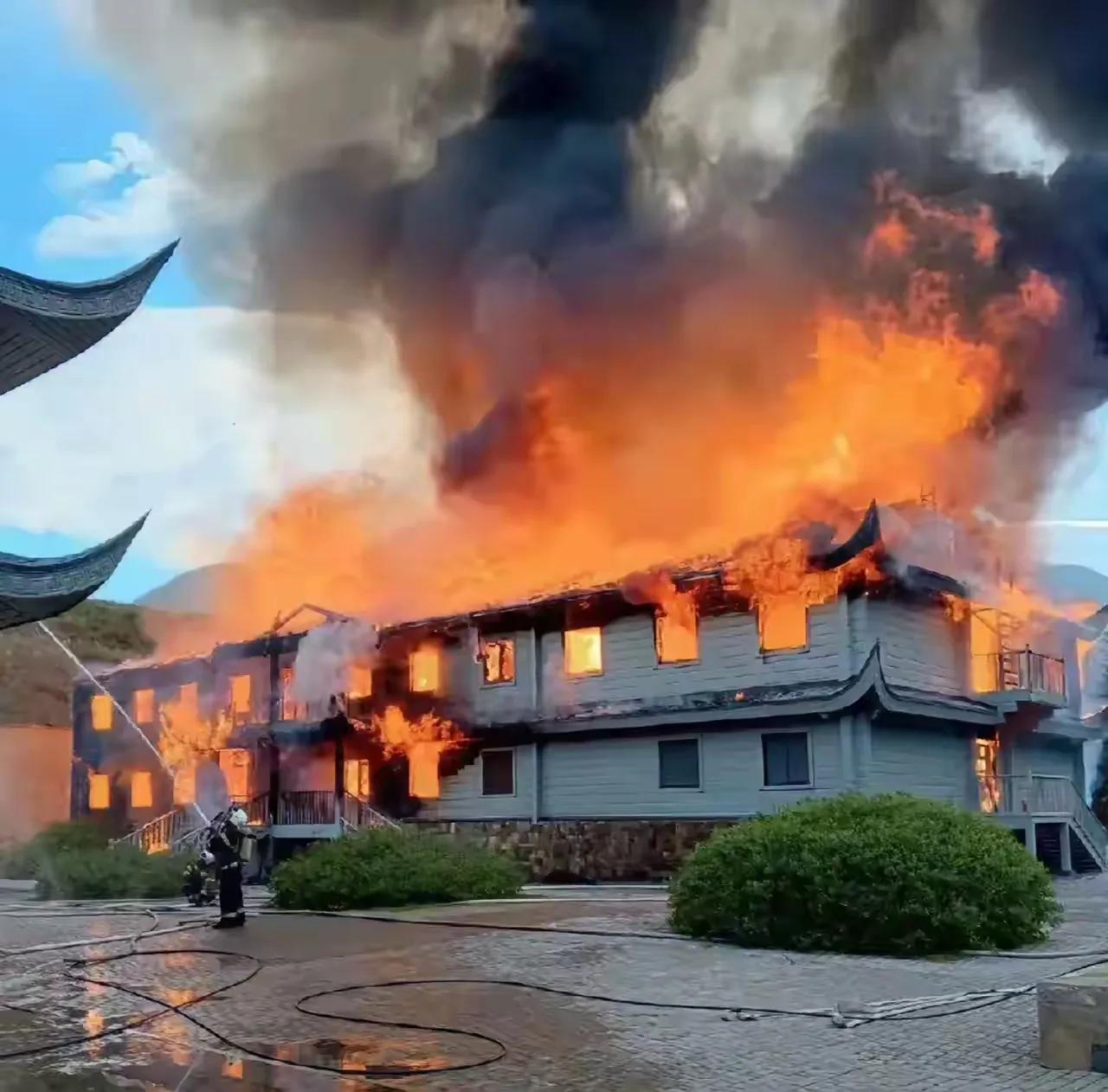 据传沙皇在阿尔泰地区的行宫起火了，会不会是烟头引起的呢？