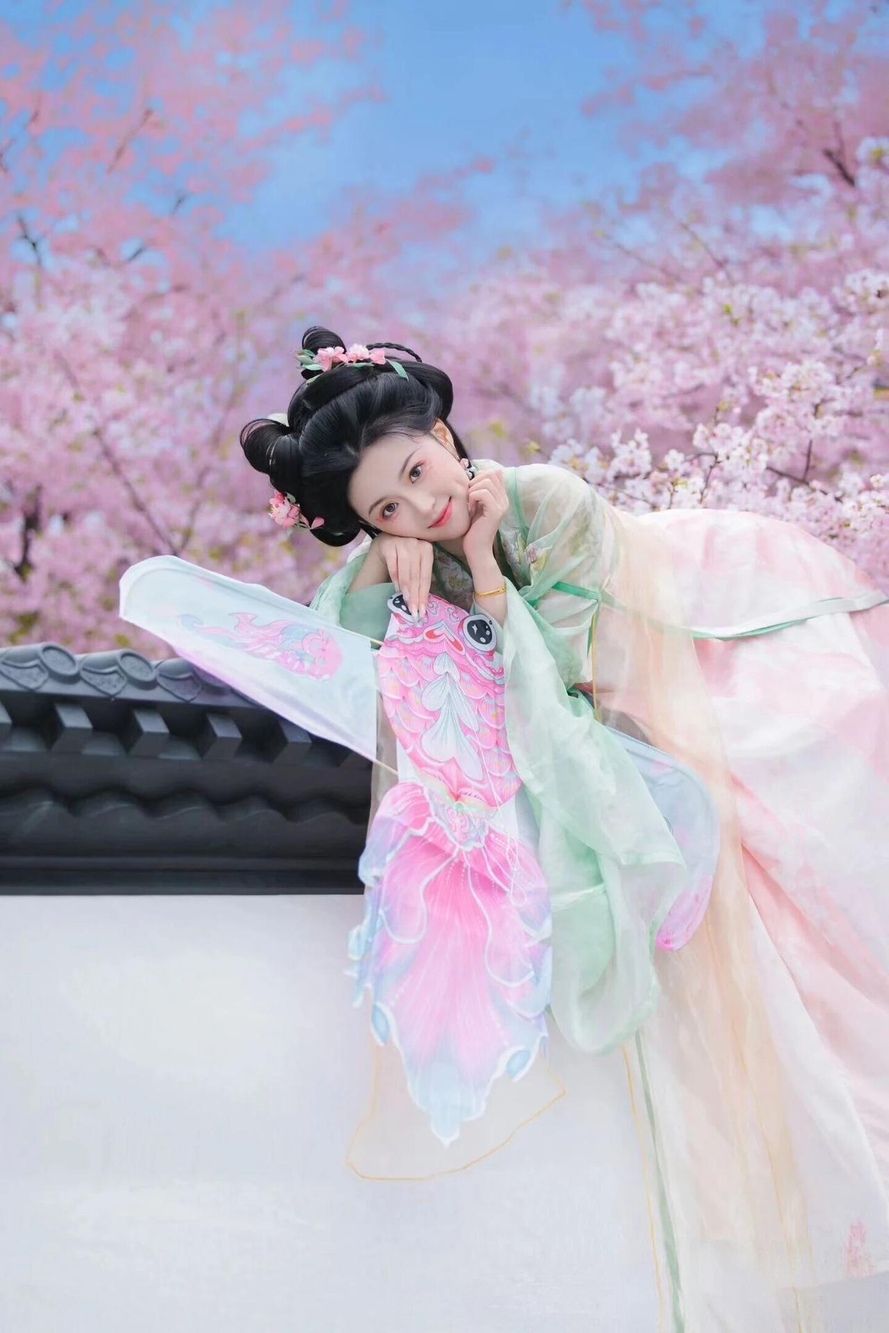 人物造型
服饰：身着粉绿渐变齐胸襦裙，外层轻纱飘逸灵动，内层裙身绣有精致花纹，搭