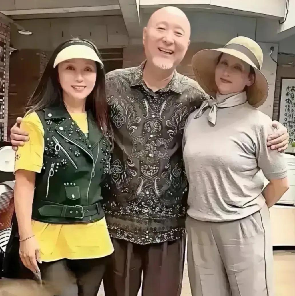 陈佩斯身边的两个女人，一个是远征，一个是程琳，都是搞音乐的。陈佩斯和她俩有什么交