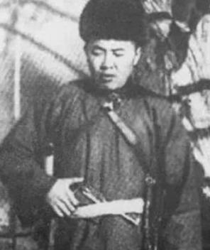 1932年，东北土匪老北风投靠了日军后，大摆宴席宴请日军高官。谁料日军高官刚到赴