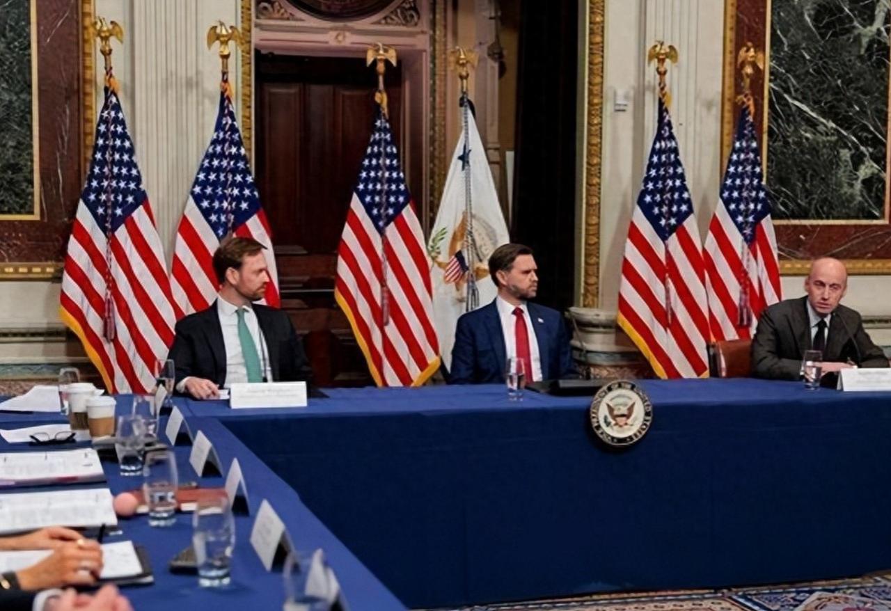 美方铁拳砸得又狠又准，4 月 24 日美防长赫格塞思官宣，已勒令 34 艘船只在