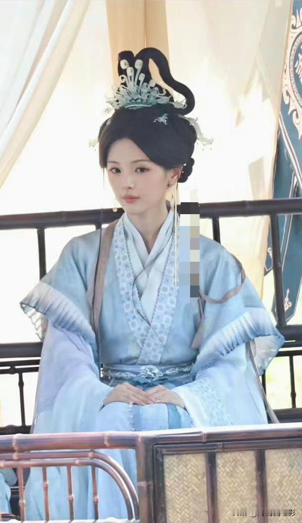 杨超越客串央视出品古装短剧《峨眉》的神女路透曝光，一身清雅古风造型氛围感拉满，清