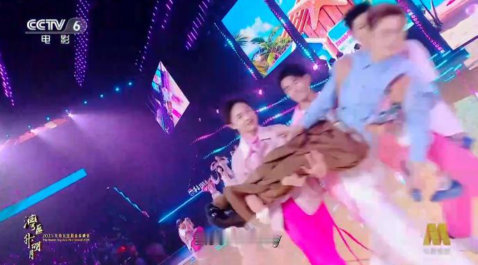 【小沈阳看沈佳润的眼神】小沈阳被抬下去了《美美Sunday》舞台好稳！！湾区生明