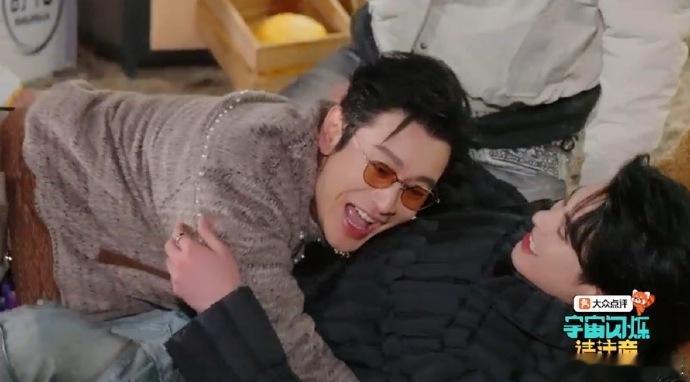 黄晓明扑倒王鹤棣黄晓明王鹤棣好暧昧的姿势互动姿势太有记忆点！两人同框玩闹默契十足