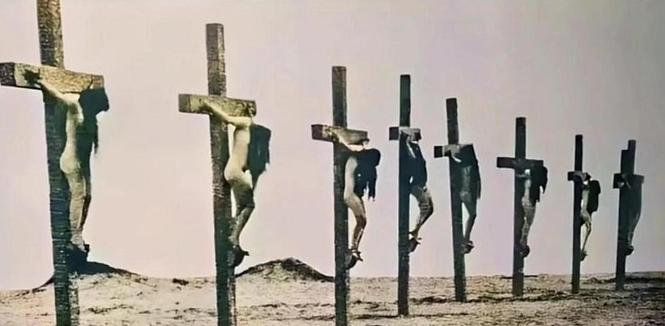 1915年，亚美尼亚大屠杀中，少女们个个赤身裸体被挂在十字架上，直到冻饿而死，可