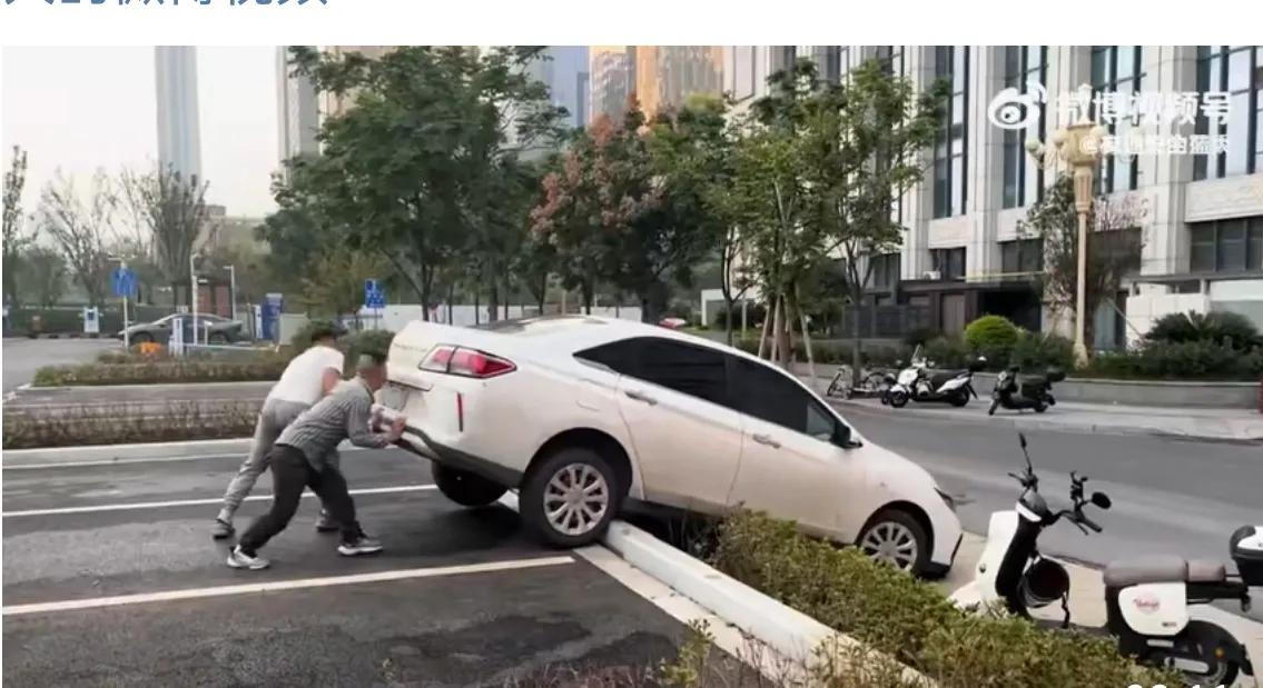 为了能省几块钱的停车费，这哥俩真是拼了！