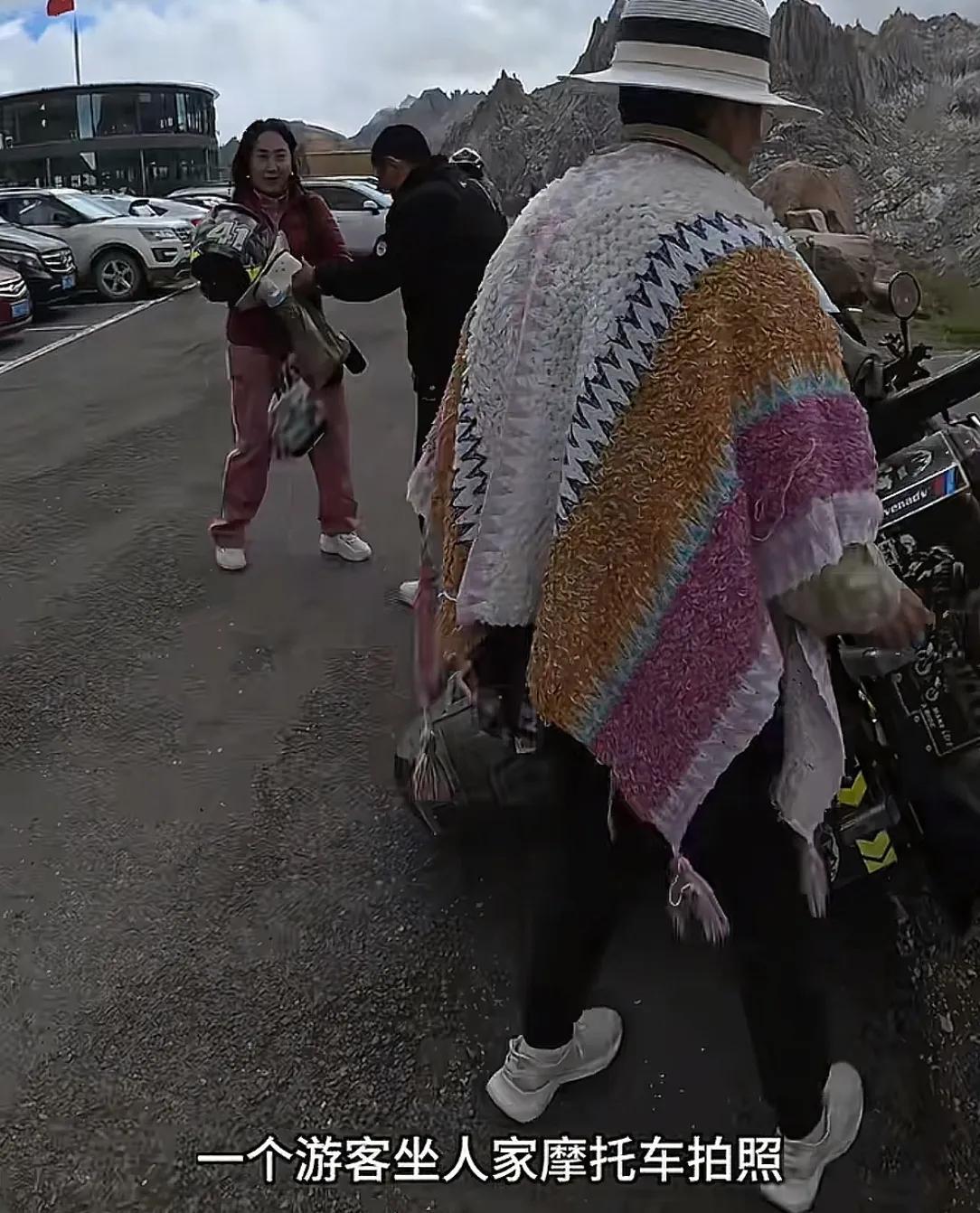 “这下后悔了吧！”四川，一大妈不听游客劝阻，执意要坐价值20多万元的摩托车拍照，