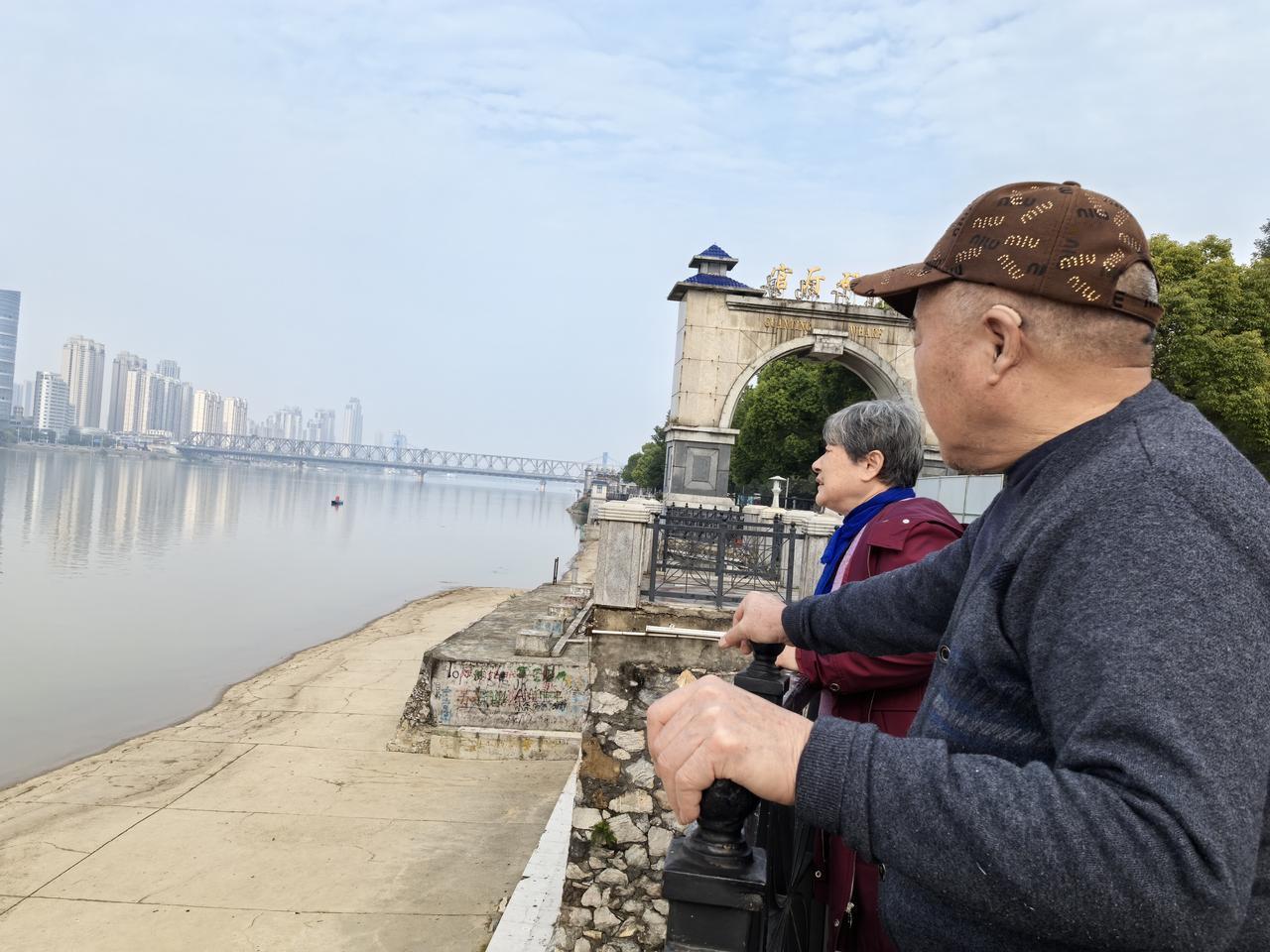 今有重阳，岁岁重阳。重阳节，莫过于家人团聚。

很开心，爸妈和姐姐一起来襄阳探望