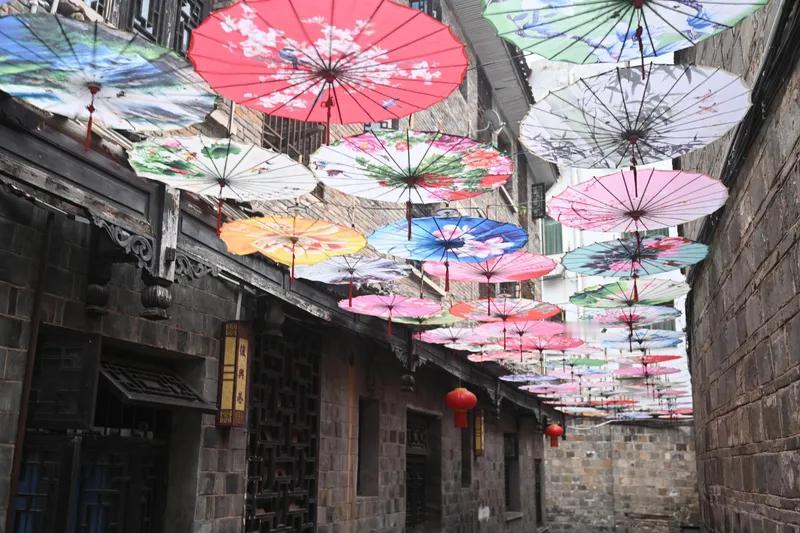 《雨巷幽思》
柳丝垂雨巷深深，
独伞徐行意自沉。
古榭灯昏添寂寞，
点点滴滴无限