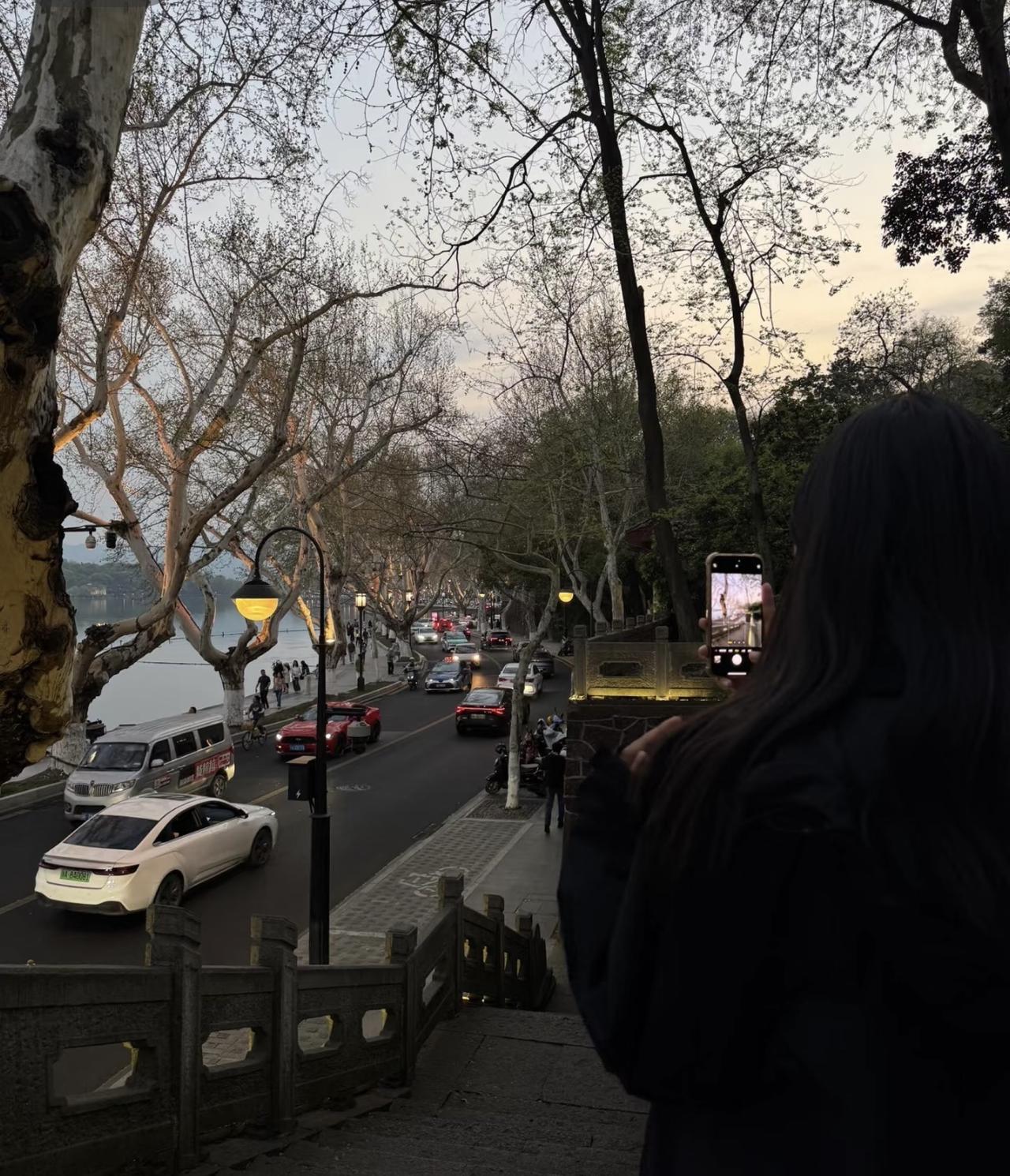 男人看待亲密关系，心思其实直白又现实，没有太多弯弯绕绕。
但凡自身有能力、有底气
