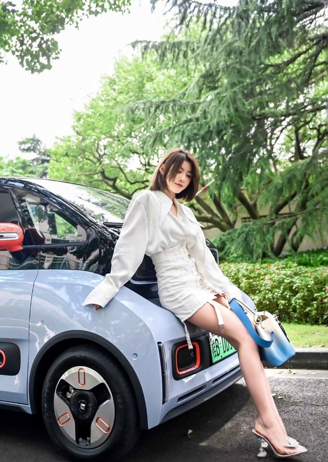 聂小雨这腿，果然是有些说法。白衬衫+高腰短裙本来就够显比例了。她还踩了双带蝴蝶结