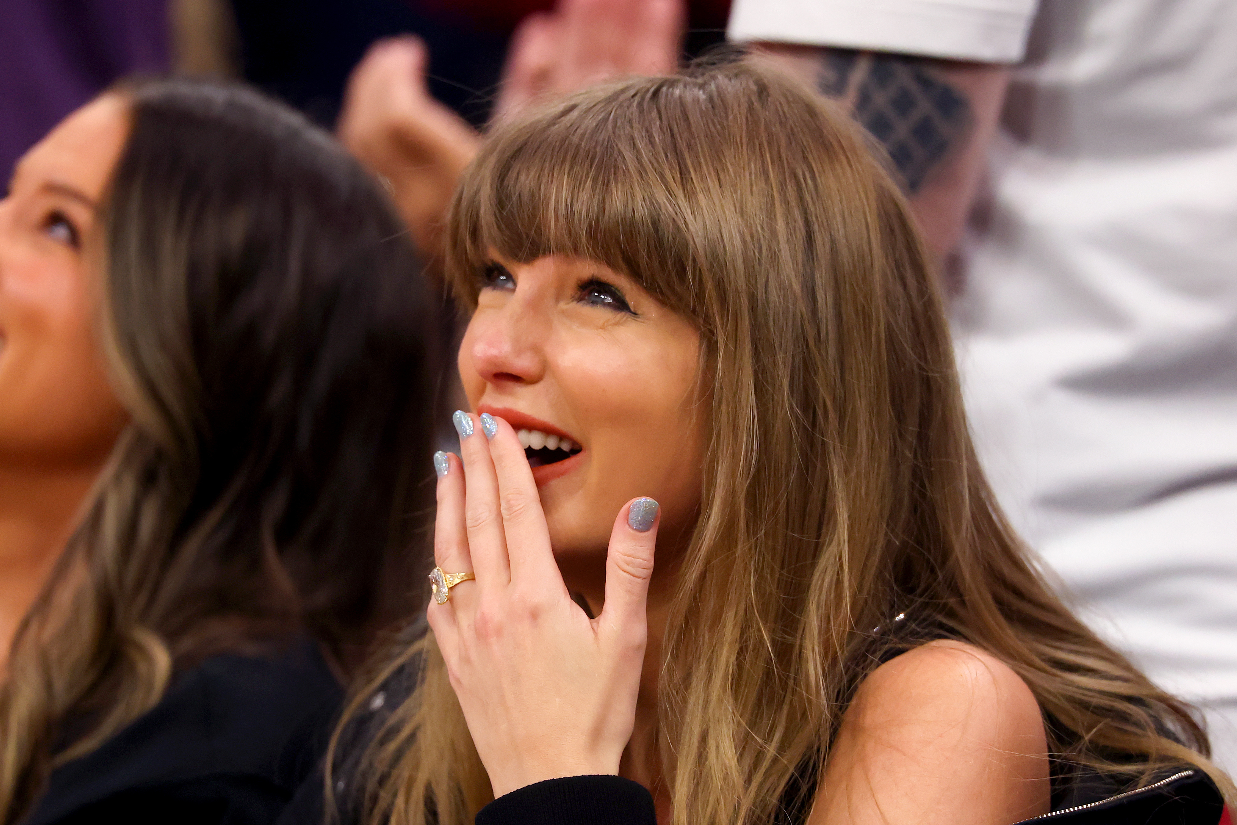 霉霉Taylor Swift和Travis Kelce一起观看NBA东部决赛G3