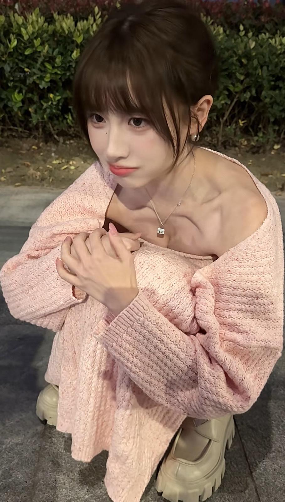 1. 晚风一吹，温柔漫上来

2. 粉粉糯糯，是被秋夜裹住的甜

3. 蹲下来和