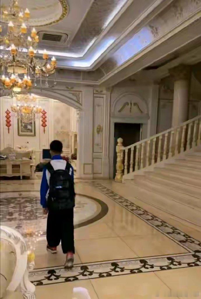 终于明白学校为何要让学生穿统一校服了，这不仅仅是一种外在的规范，更是对集体意识的