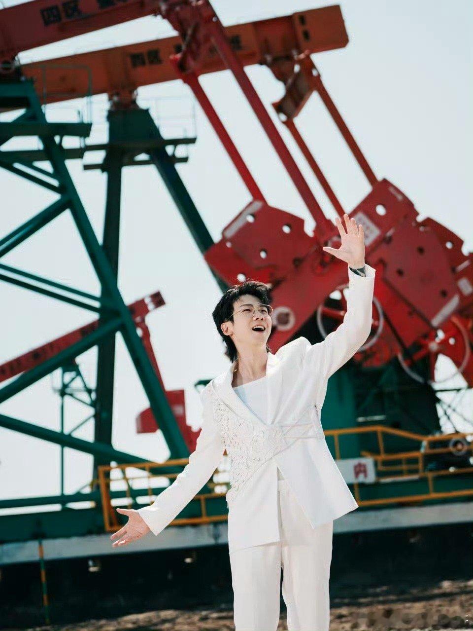 白举纲钟镇涛合唱一秒气场全开 看完白举纲、钟镇涛合唱的《重器吟》，满脑子都是震撼