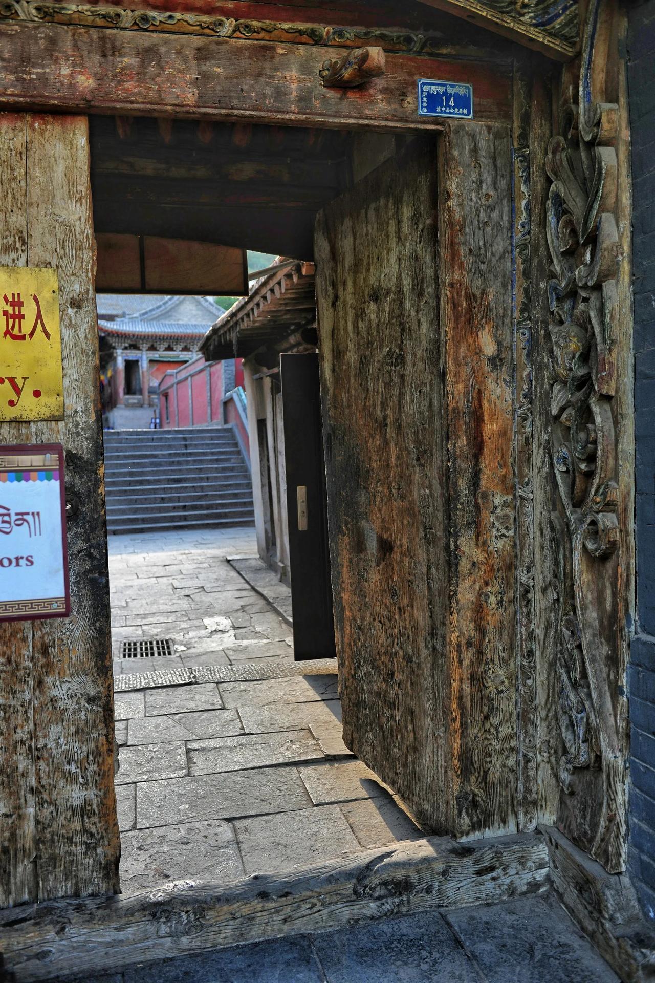 古色古香的木门，通往神秘的历史长廊—青海塔尔寺