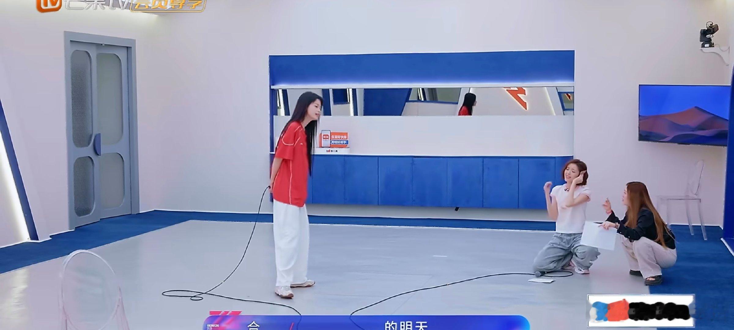 孙怡唐艺昕捂耳朵唱歌大法为了稳住各自的音准，俩人琢磨出了这个超有趣的小办法乘风2