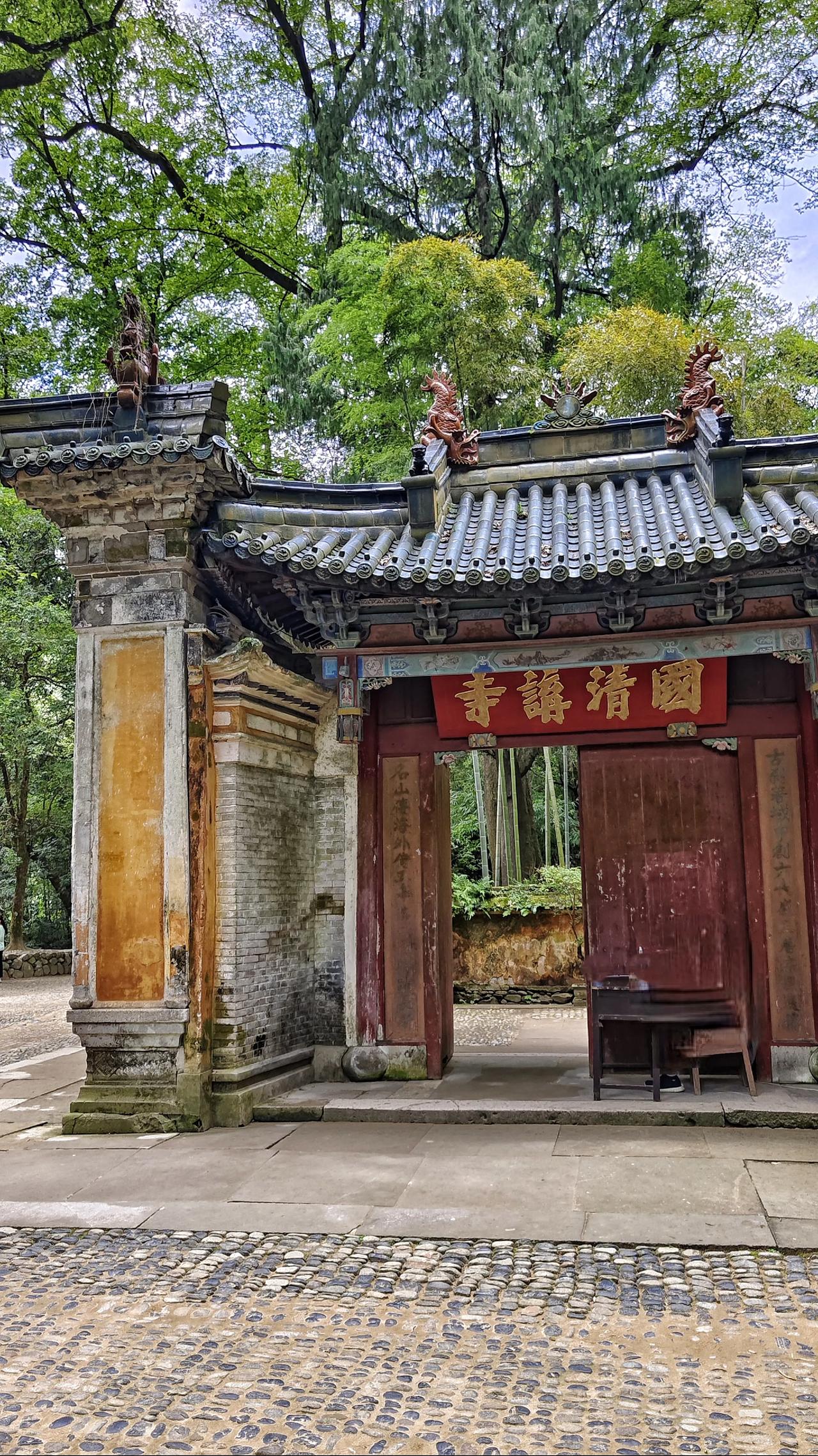 这里可能是中国最纯粹、商业味最淡的古刹了。
移步易景，岁月斑驳，与二十年前到访时