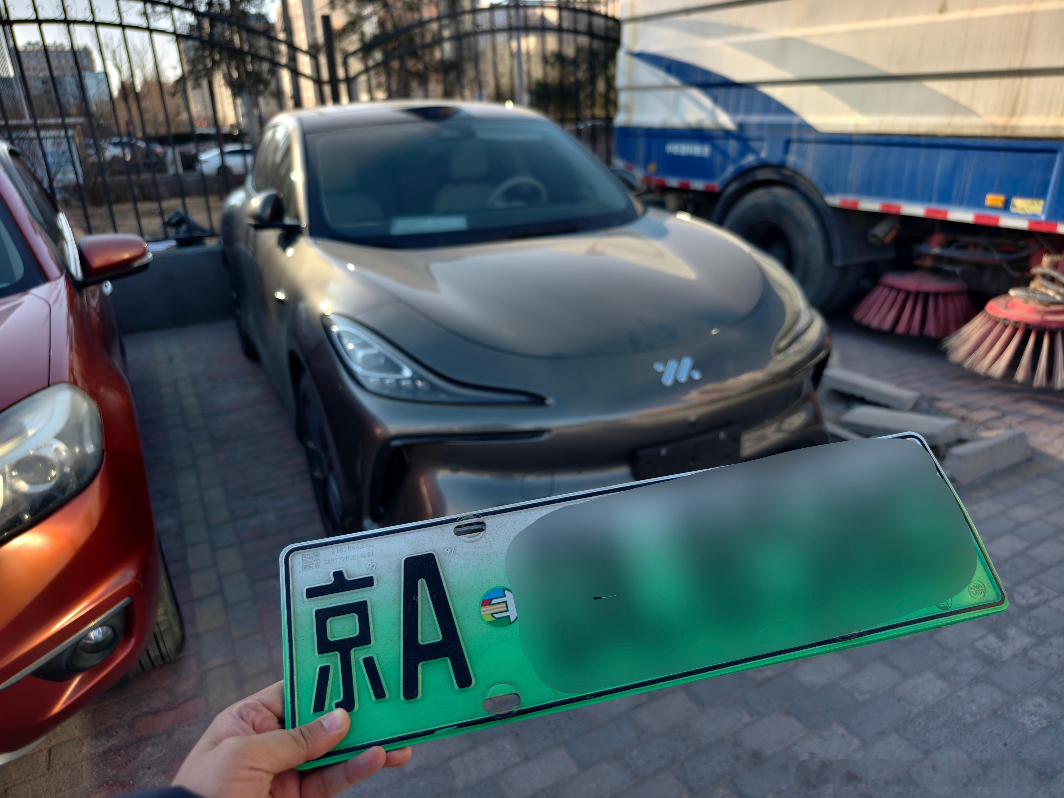 油价持续高位，愁坏了车贩子们，而专做新能源的车商却迎来了春天。最近朋友要买车，陪