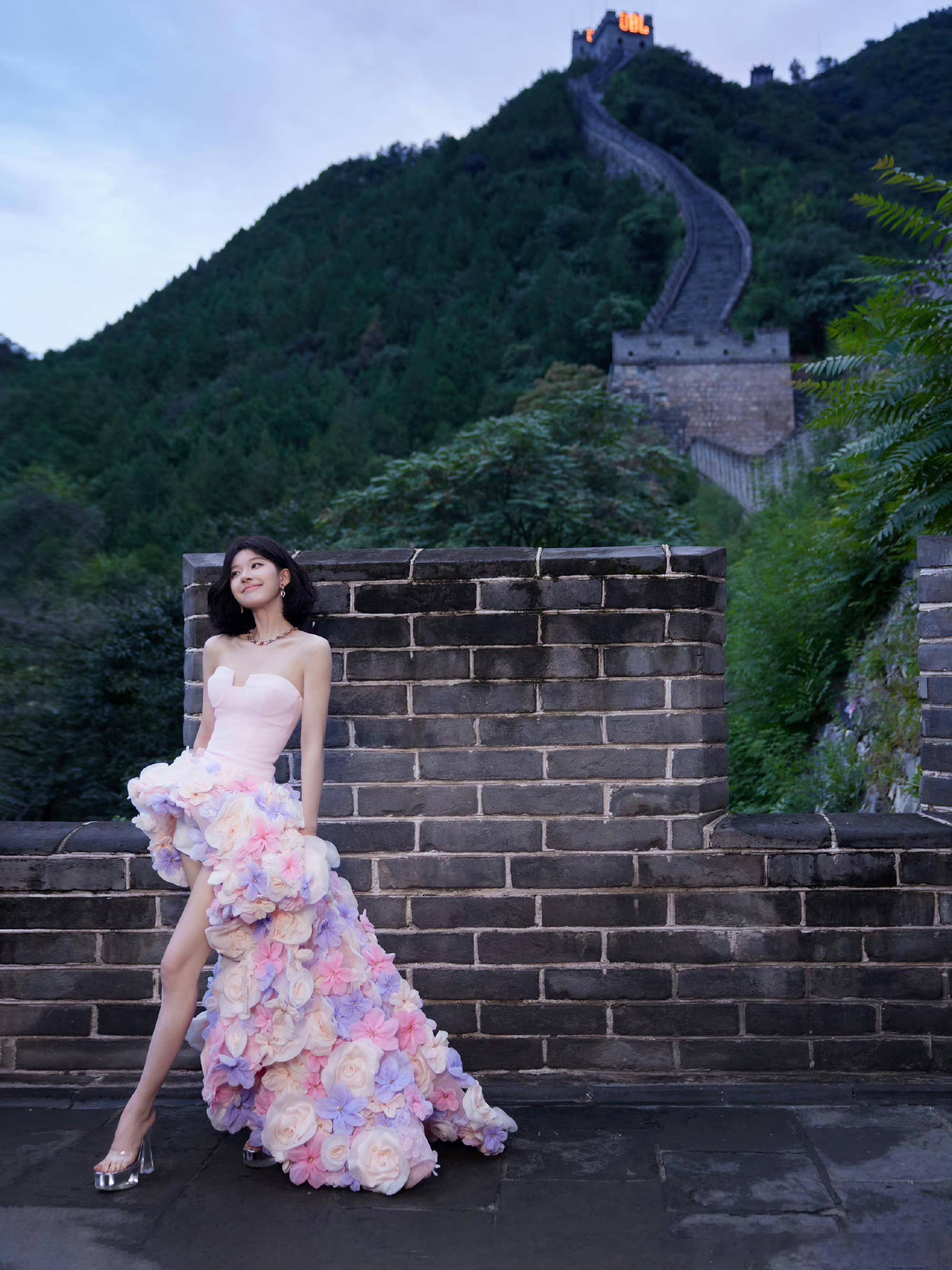 #赵露思抹胸繁花裙##赵露思黑短发粉裙#赵露思黑短发粉裙，好美的露思啊，好好看啊
