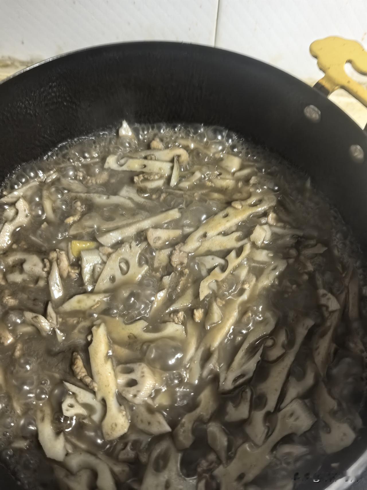 晚饭兴致勃勃的炒了一份莲藕炒肉丝
想象着一定会色香味俱全
可是炒着炒着就发现不对