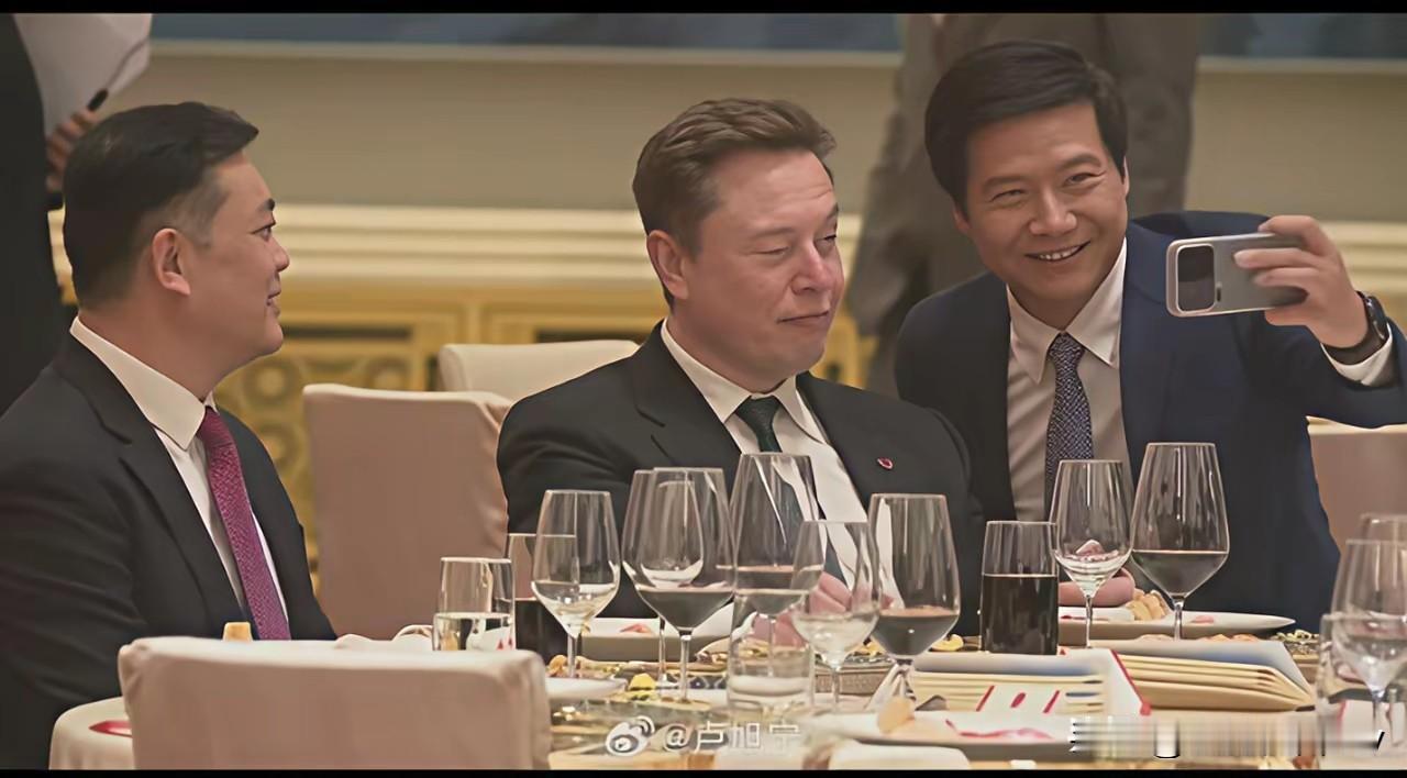 在近期的国宴上，马斯克成为了焦点，众多国内大佬争相与这位世界首富合影，场面十分热