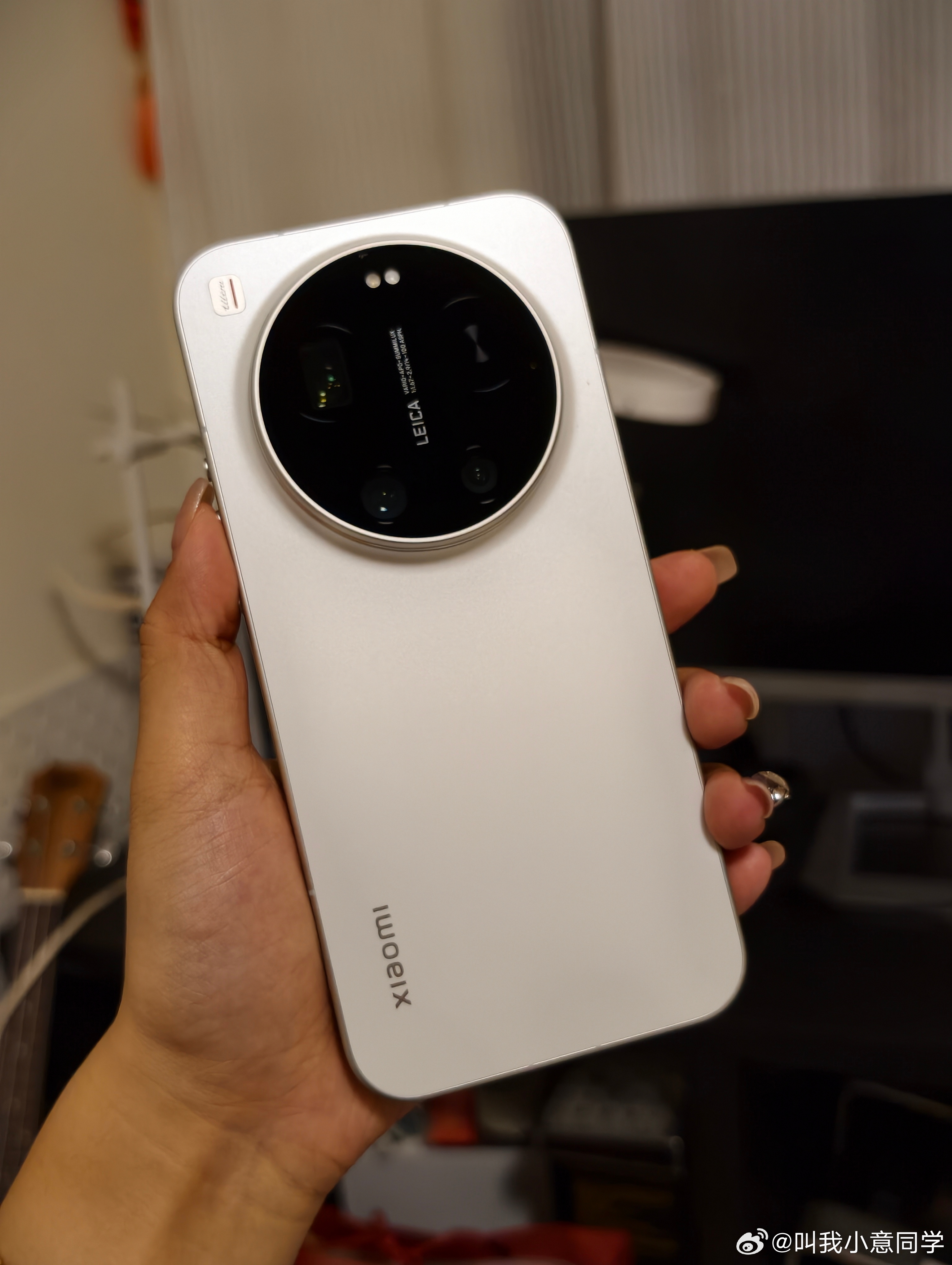小米17Ultra徕卡版新配色官宣一下觉得我这个白色的小米17Ultra不香了！