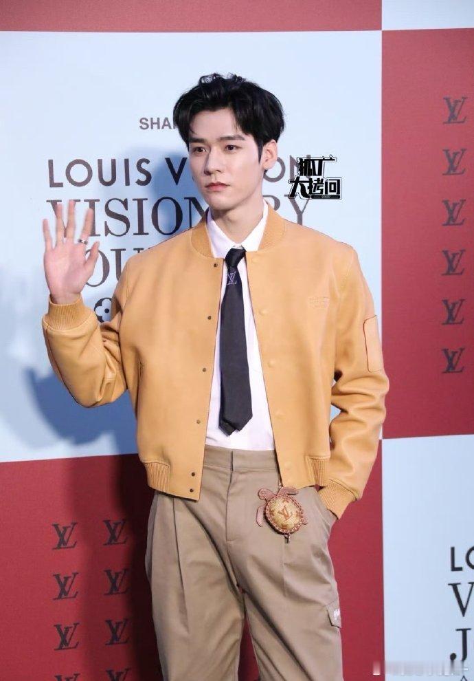 男明星lv大秀生图🈶 ​​​，你pick谁[送花花]龚俊、白敬亭、徐明浩、王楚
