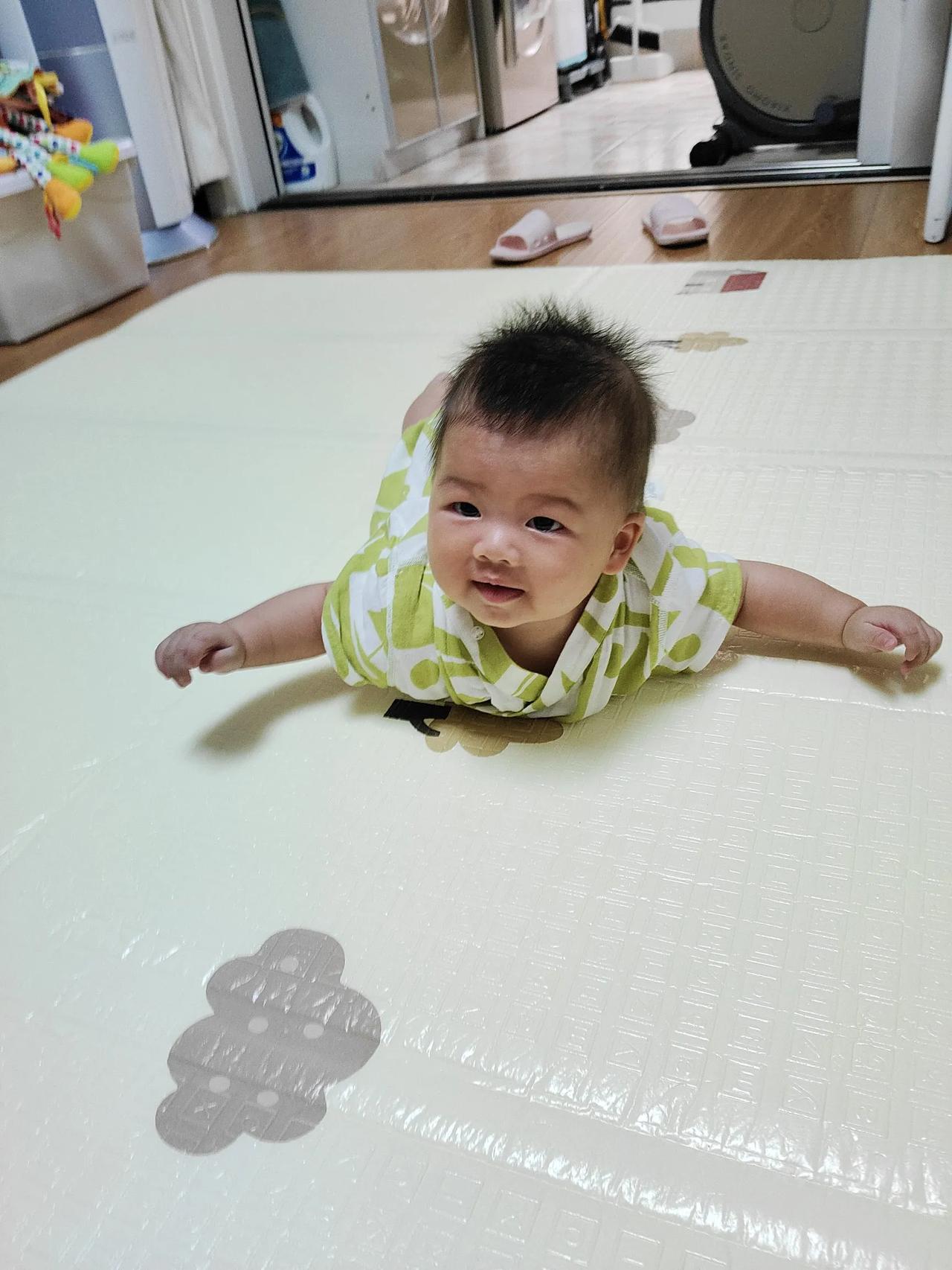 #记录孩子的点点滴滴# 
六个月的小龙宝，只在五个时间段不哭[铜牌]
1、 游泳