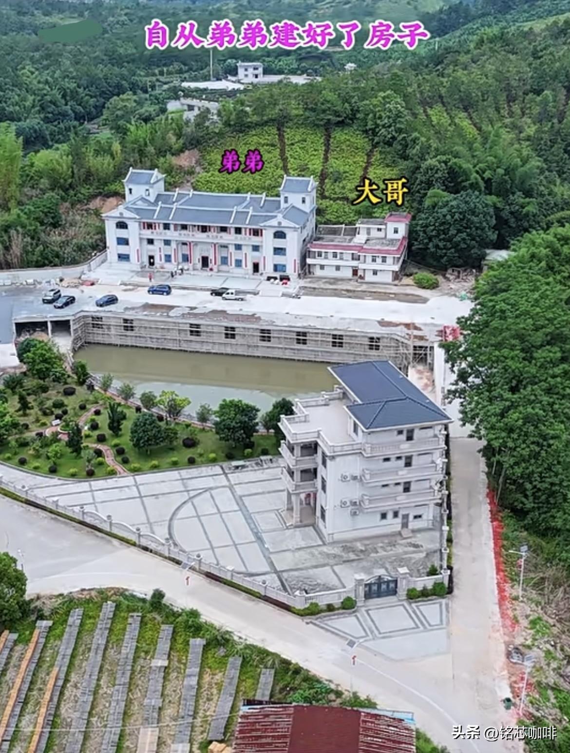 自从弟弟建好了房子🏠
大哥就搬到这里来住了，
也不知道是什么原因呢⁉️