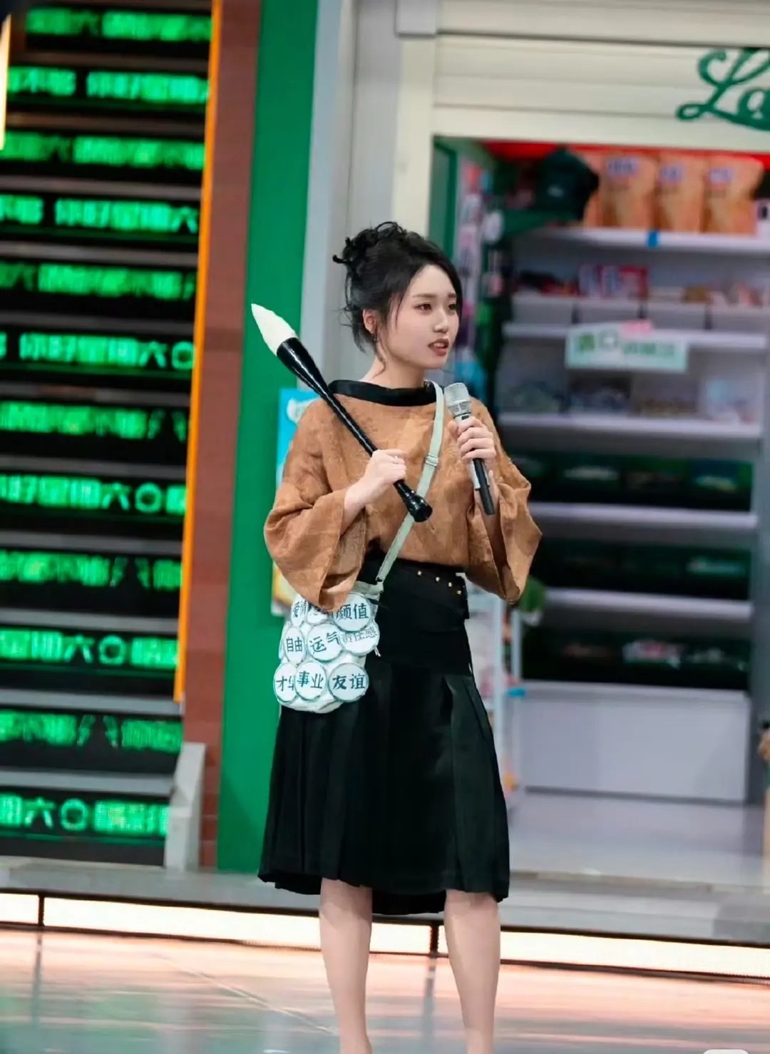 李雪琴现在这么瘦了吗？都可以走颜值路线了 