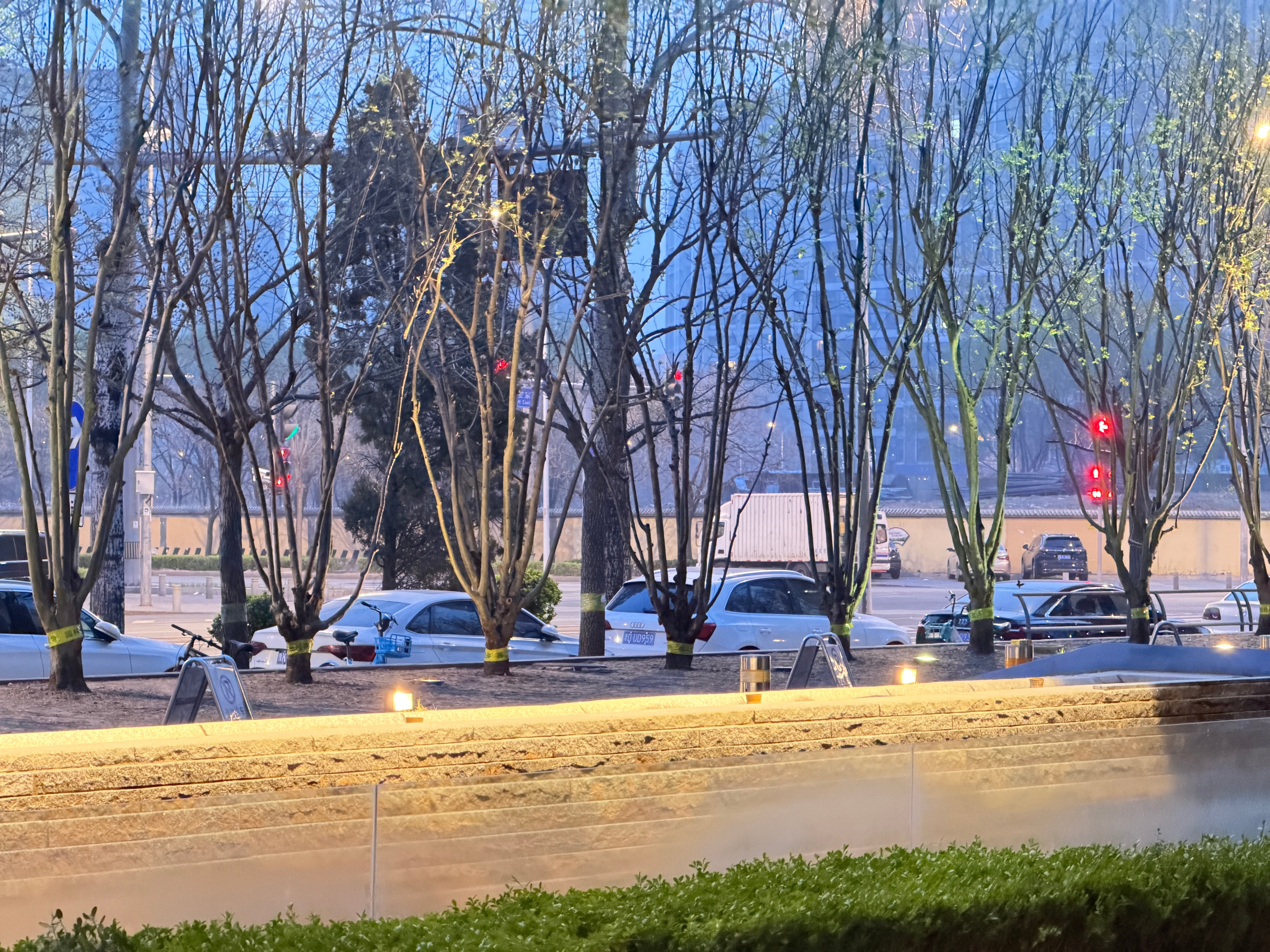 早哇！出差就感觉没睡眠了，总是免不了超早起床赶活儿。闹钟在5:00，4:00就会