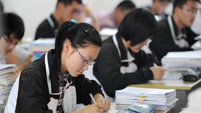 浙江高考生回应英语难度 6月8日下午，记者在杭州学军中学考点外采访提前交卷考生，
